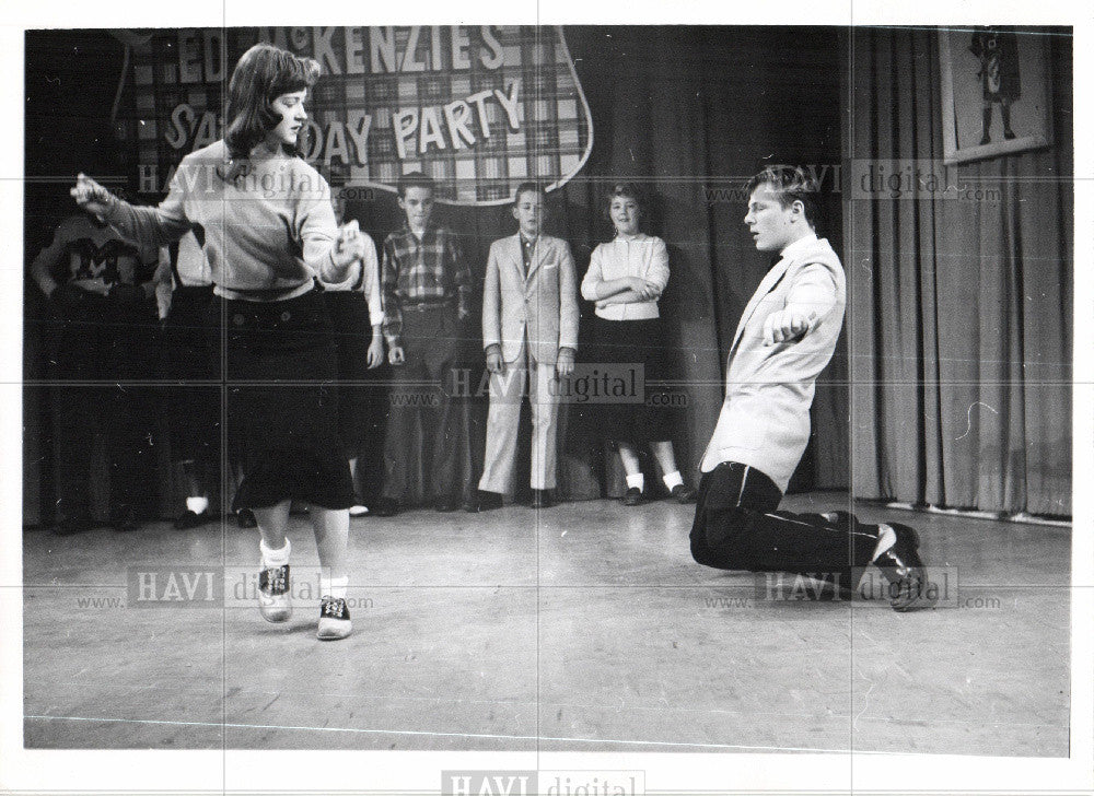 1957 Press Photo Ed McKenzies Saturday Party - Historic Images