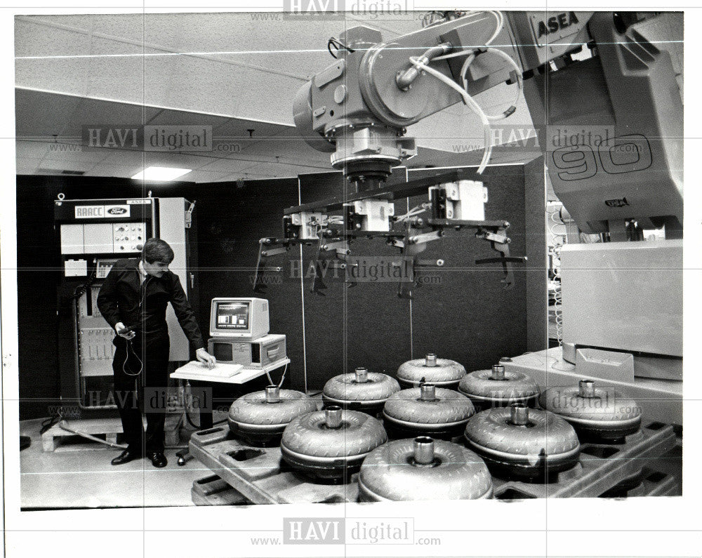 1986 Press Photo Robot computer electronic machine - Historic Images