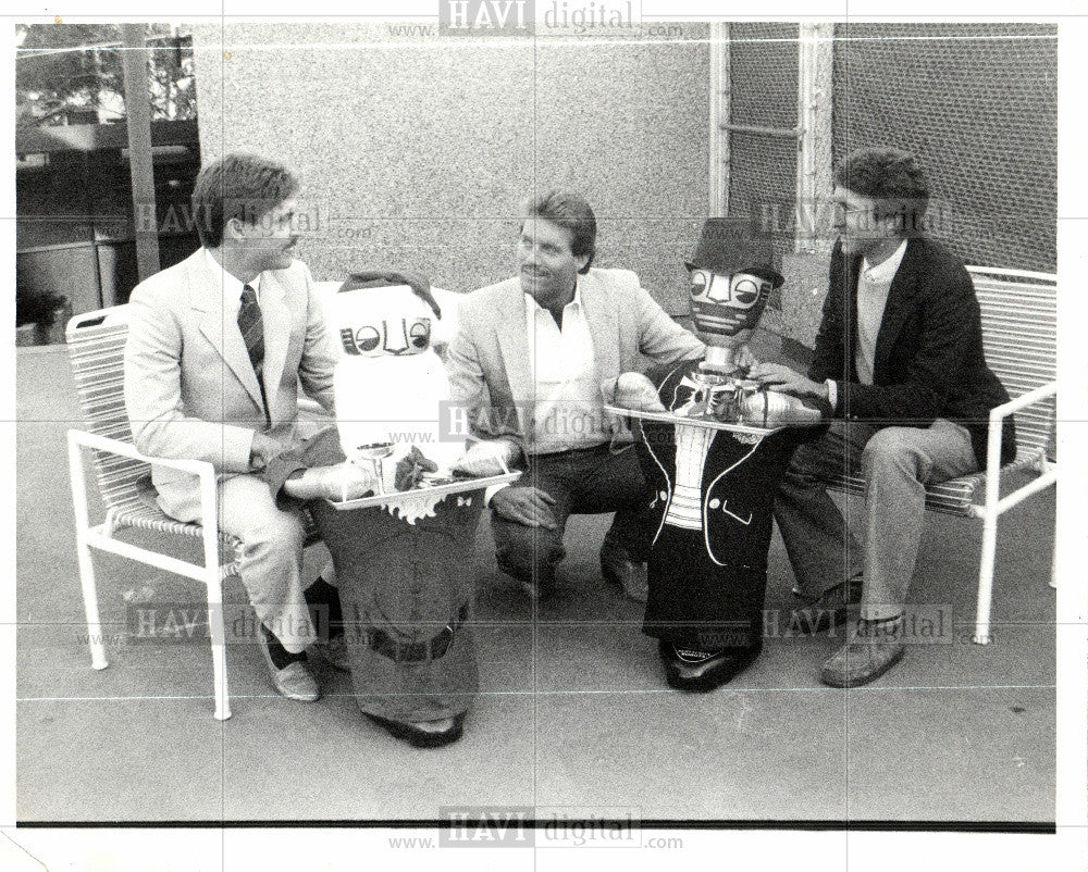 1984 Press Photo Robot-Servitron - Historic Images