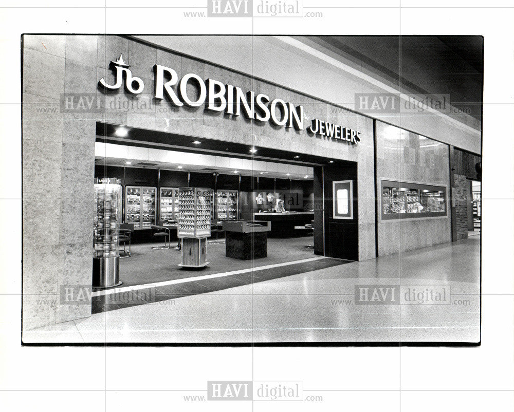 1981 Press Photo Robinson jewelers at eastland store - Historic Images