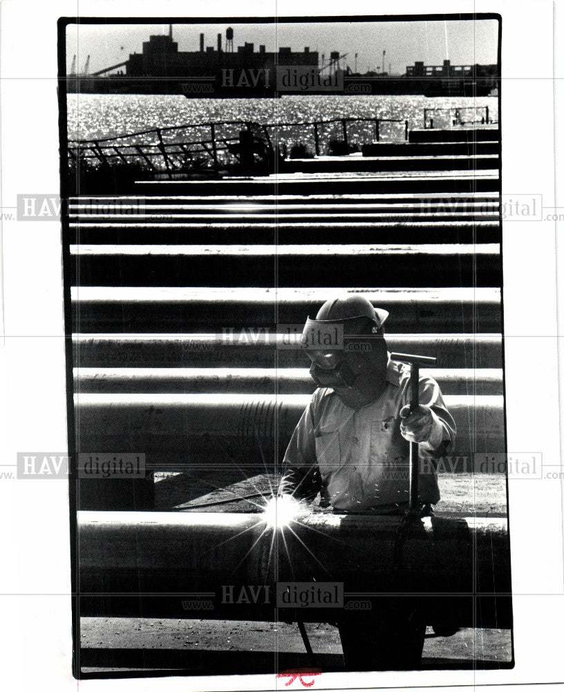 1982 Press Photo 3-story-high column Riverfront - Historic Images