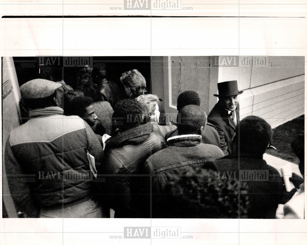 1988 Press Photo Ritz-Carlton Dearborn job applicants - Historic Images