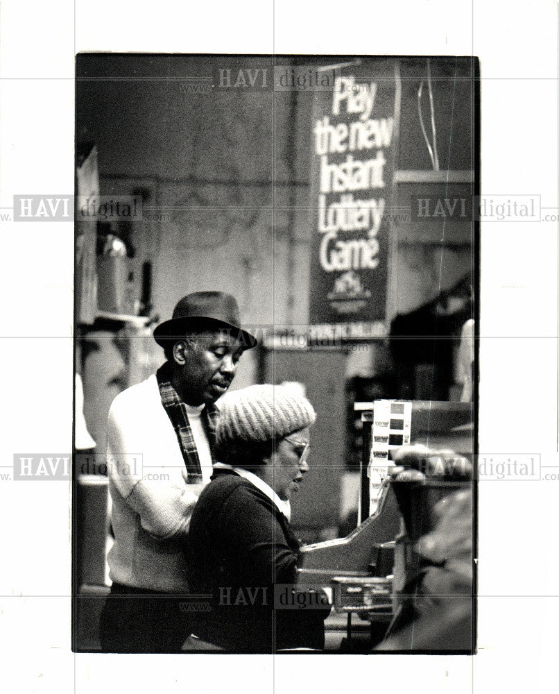 1987 Press Photo shopkeeper register commerce business - Historic Images