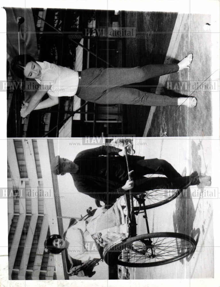 1960 Press Photo Japanese Women Roles Rickshaw Golf - Historic Images