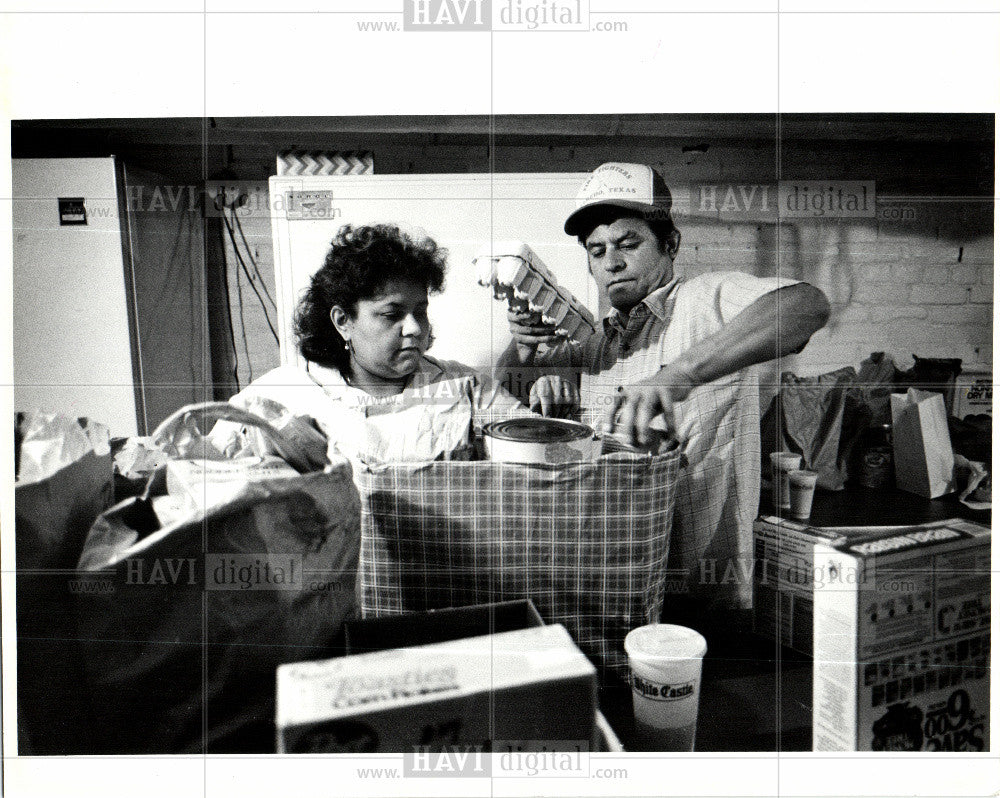 1985 Press Photo food depot Gloria Martinez Ray Torres - Historic Images