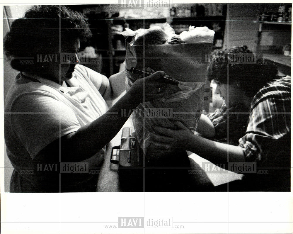 1985 Press Photo Rice Bowl food depot Avalos bag - Historic Images