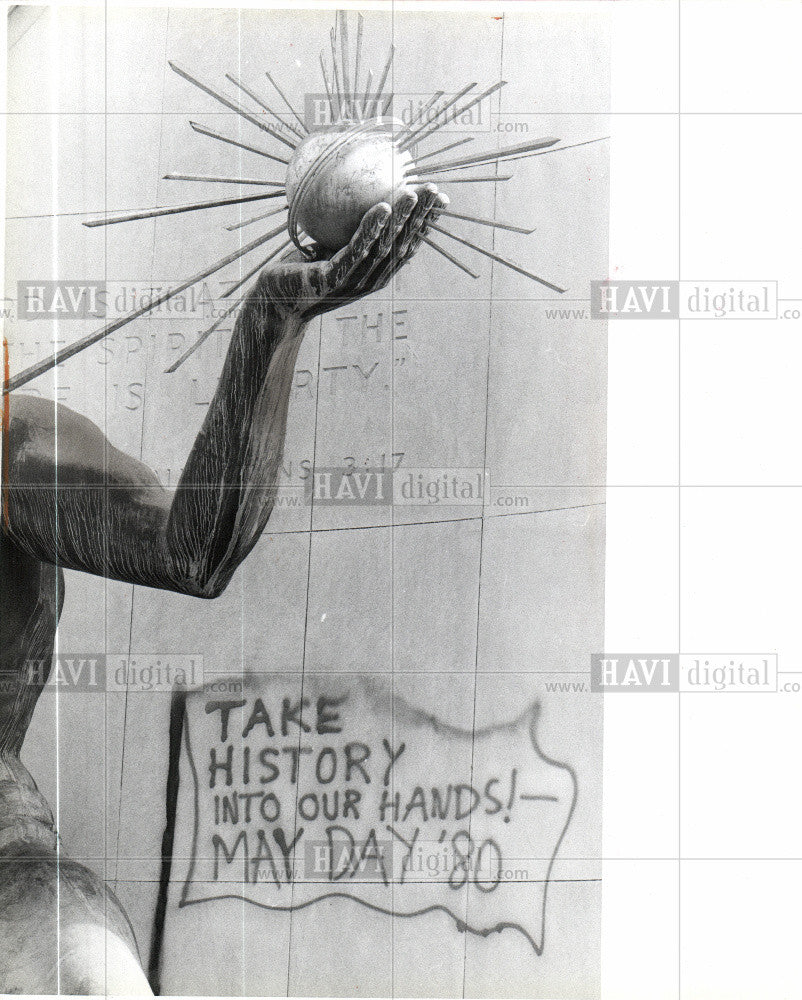 1980 Press Photo Detroit May Day Brigade Painted Sign - Historic Images