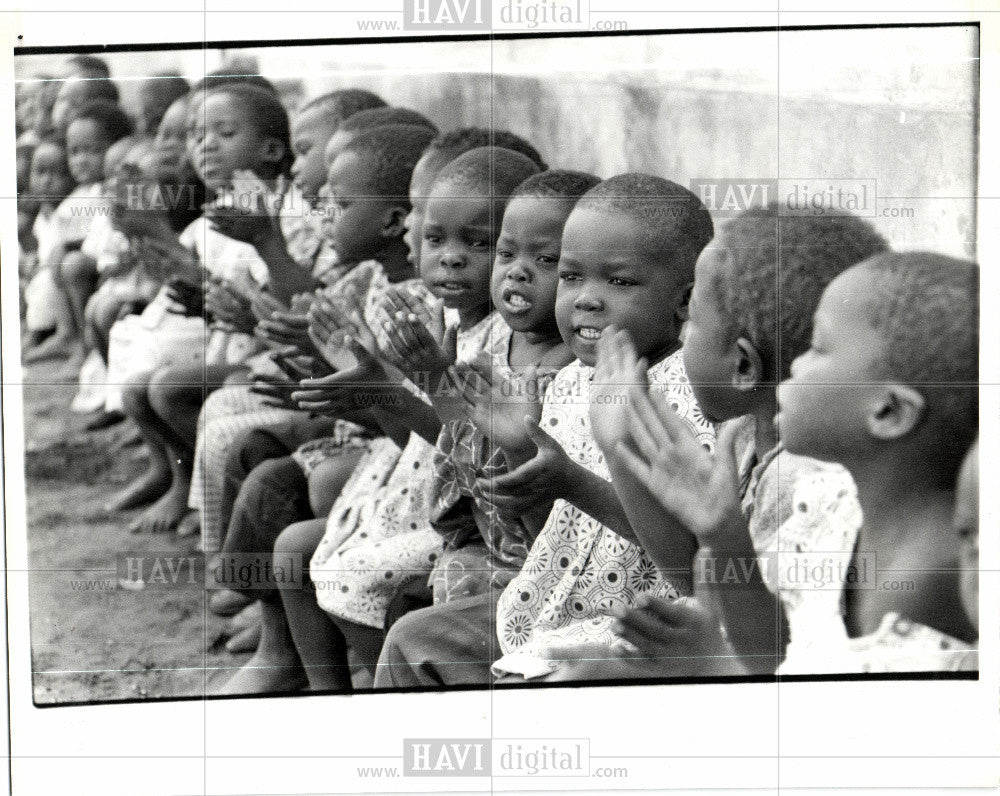 1989 Press Photo Children play - Historic Images