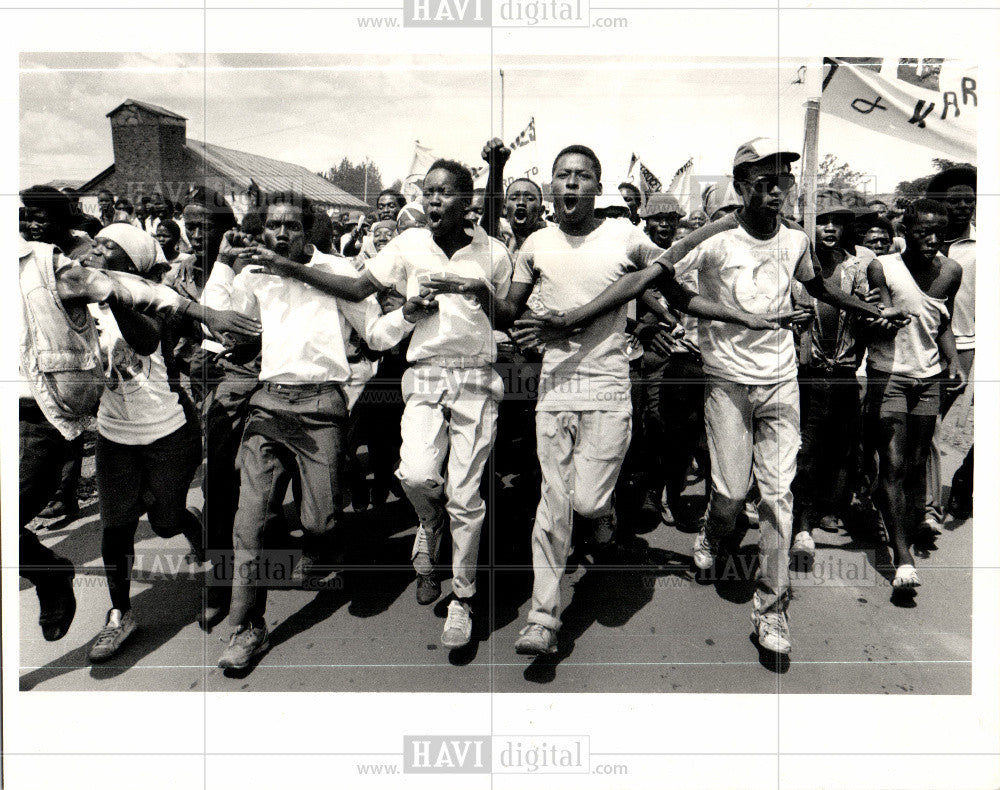 1986 Press Photo youths march Atteridgeville funeral - Historic Images