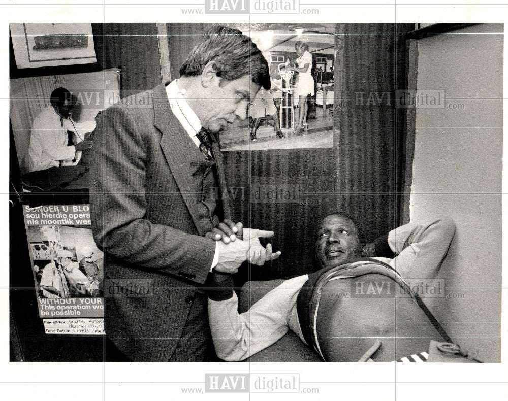 1996 Press Photo Dr. Abel Hugh sees a block patient - Historic Images