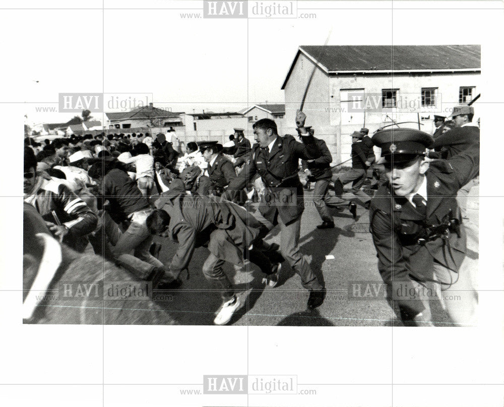 1985 Press Photo Athlone Stadium Protest police - Historic Images