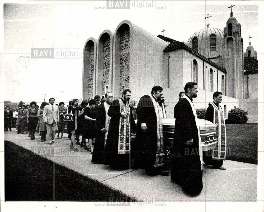 1976 Press Photo mournig Serbian Priest Mijatovich - Historic Images