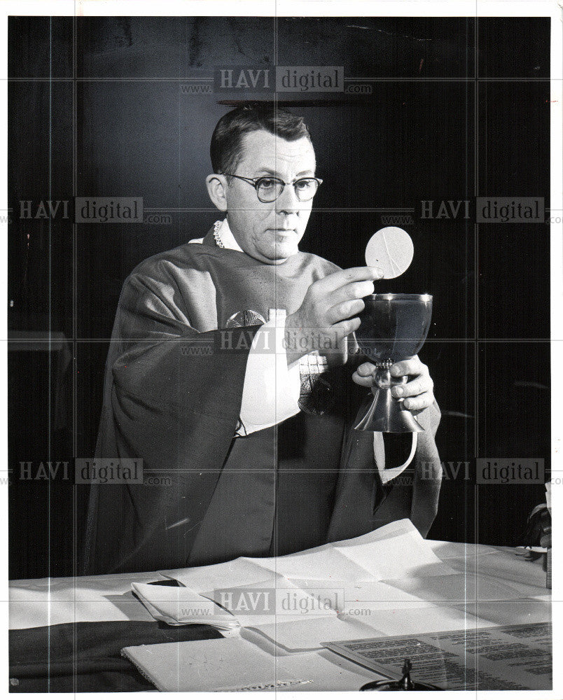 1965 Press Photo mass sign omitted chalice new way - Historic Images