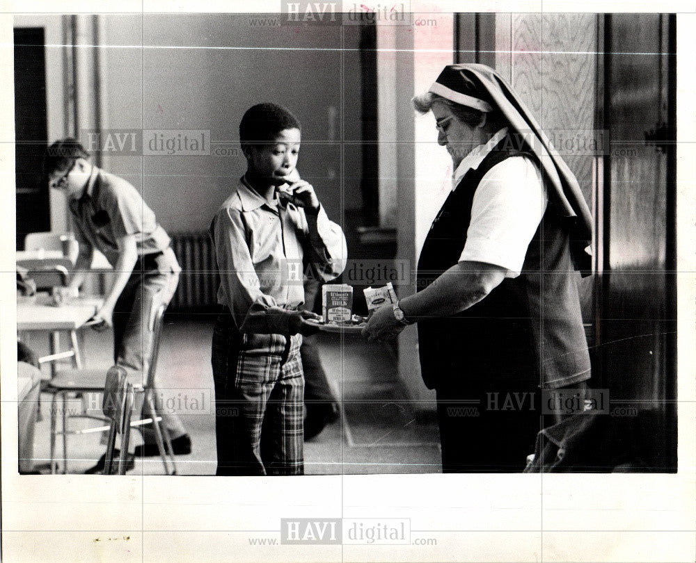 1974 Press Photo nun sister home for boys lunch - Historic Images