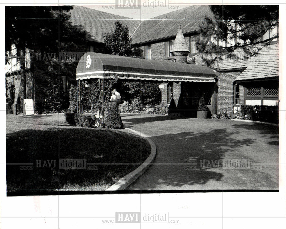 1986 Press Photo St. Clair Inn brick Tudor style 1926 - Historic Images