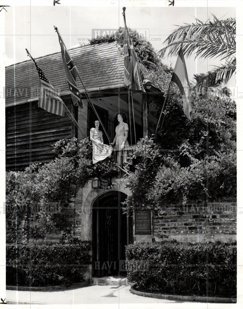 1951 Press Photo Rosemary Fully Betty Grady Augustine - Historic Images