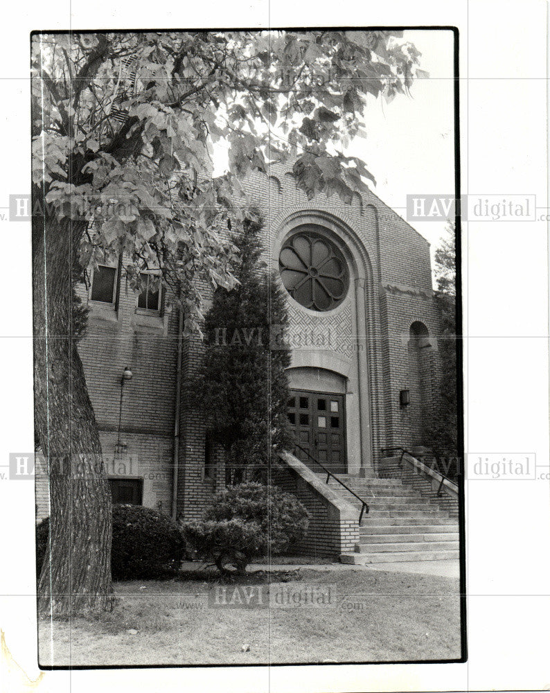 1988 Press Photo Church Mugs - Historic Images