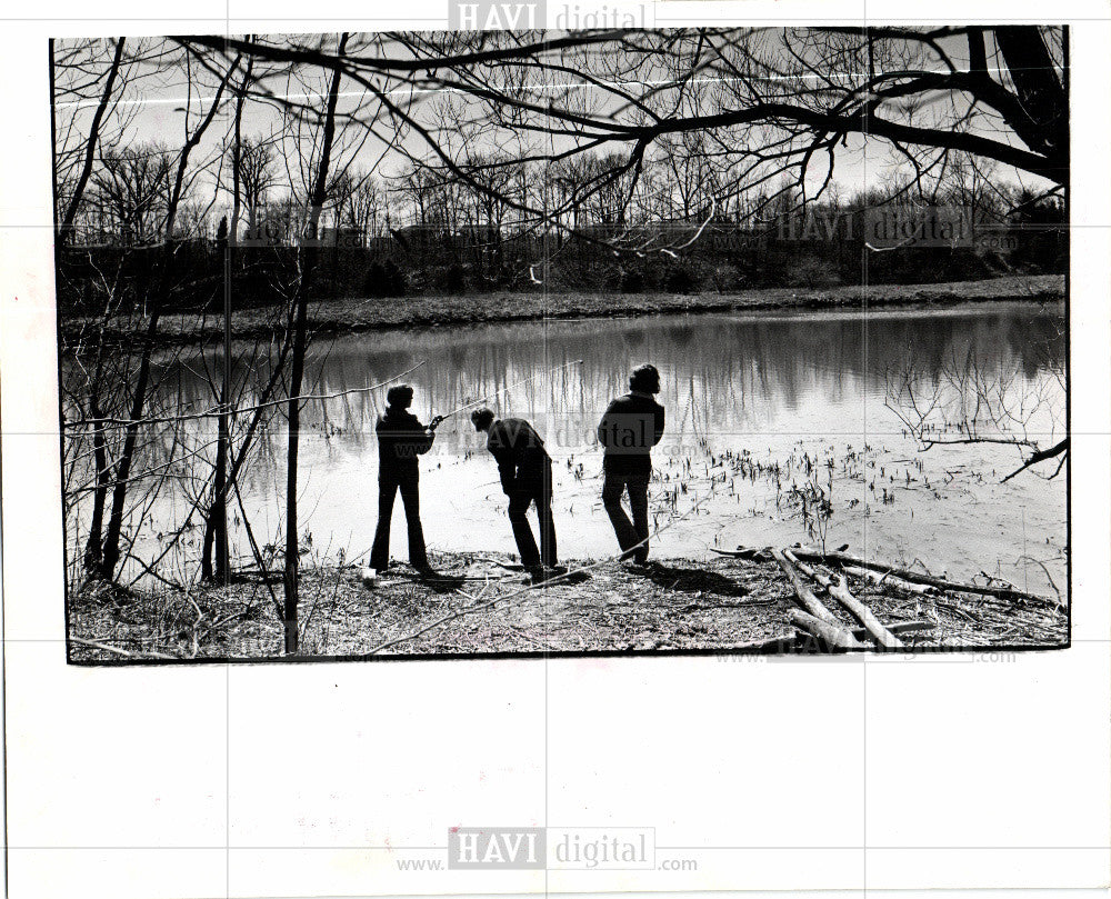 1977 Press Photo Spring Fishin - Historic Images