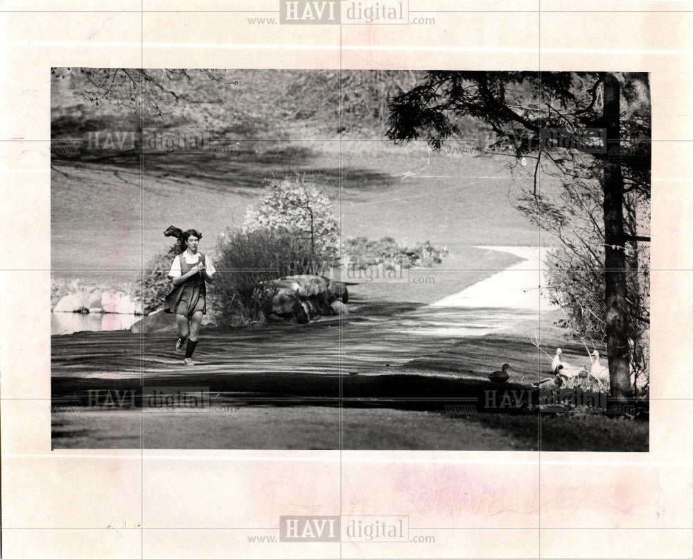 1974 Press Photo hair wind run - Historic Images