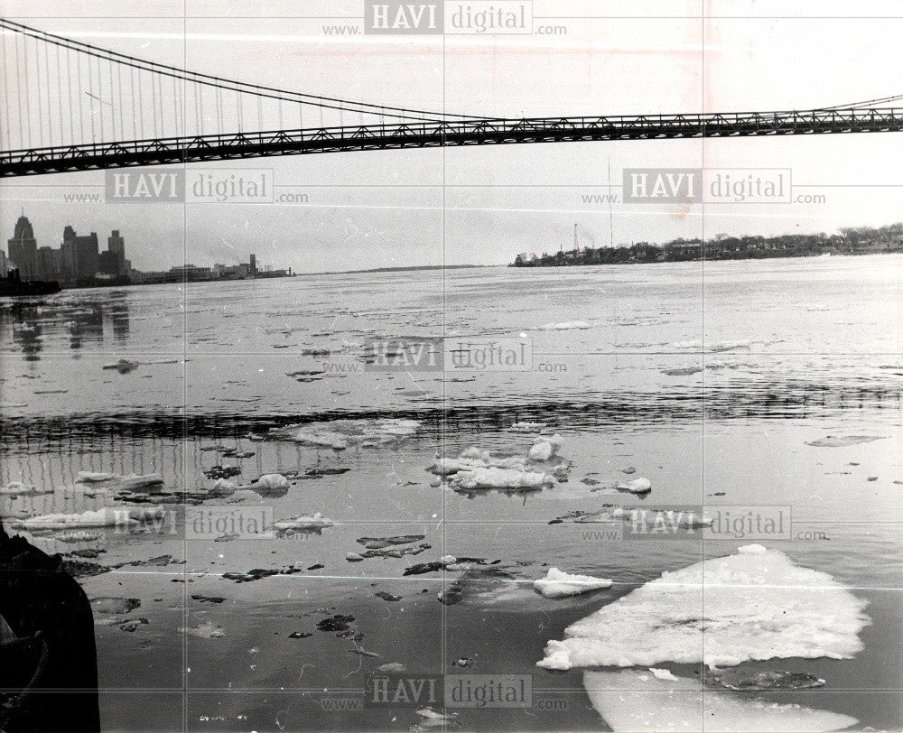 1965 Press Photo Spring detroit river ice breaking - Historic Images
