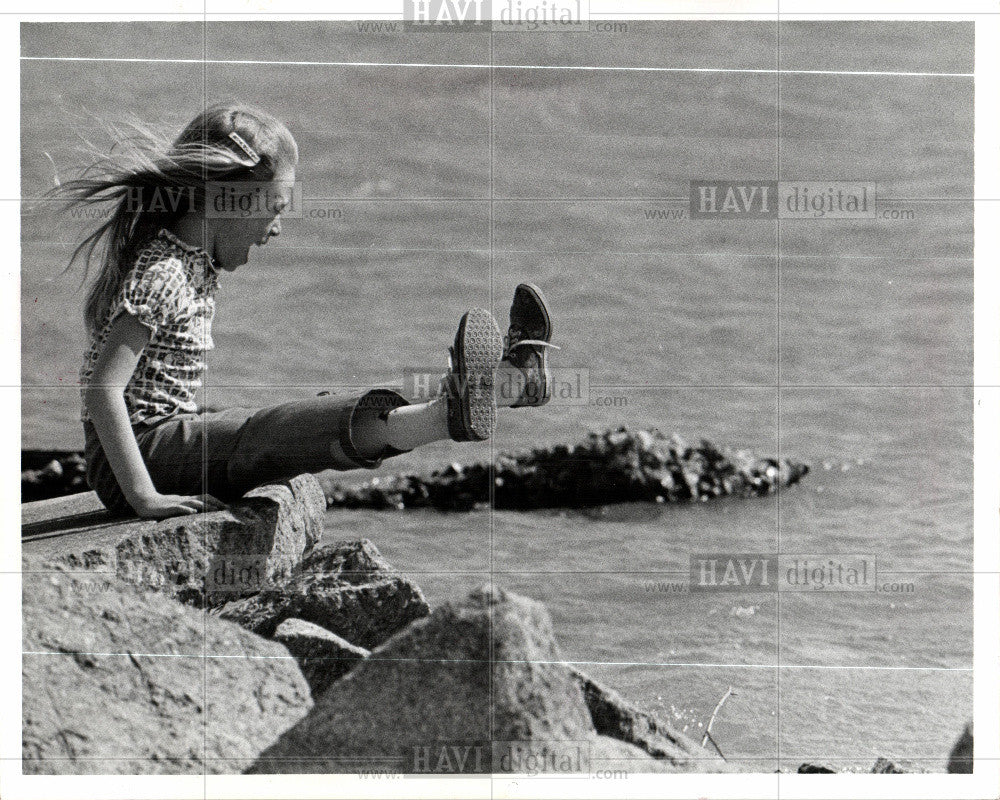1977 Press Photo Angela Simpson frolicking shore season - Historic Images