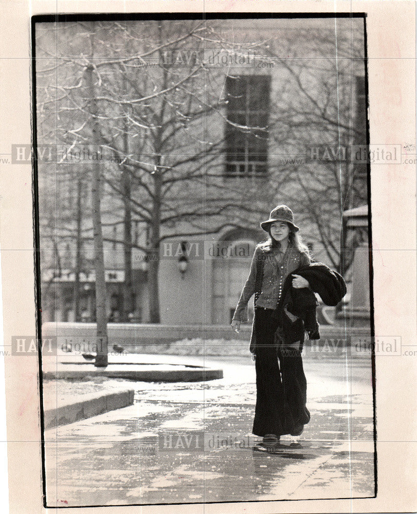 1974 Press Photo Spring woman 44 degress Detroit - Historic Images
