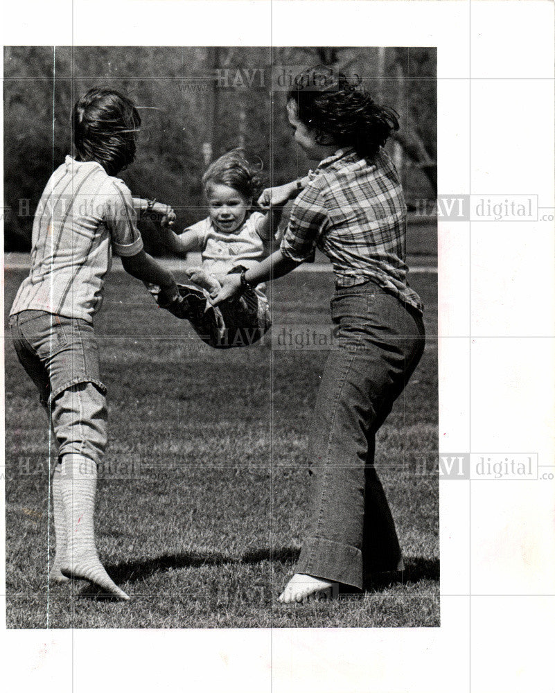 1977 Press Photo Glasgow playing Monica Stephanie sun - Historic Images