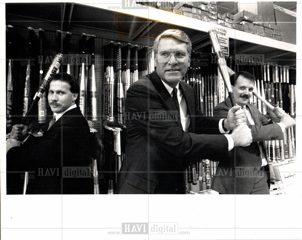 1989 Press Photo K-Mart management up to bat - Historic Images