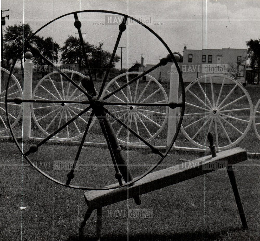 1954 Press Photo spinning wheel device - Historic Images