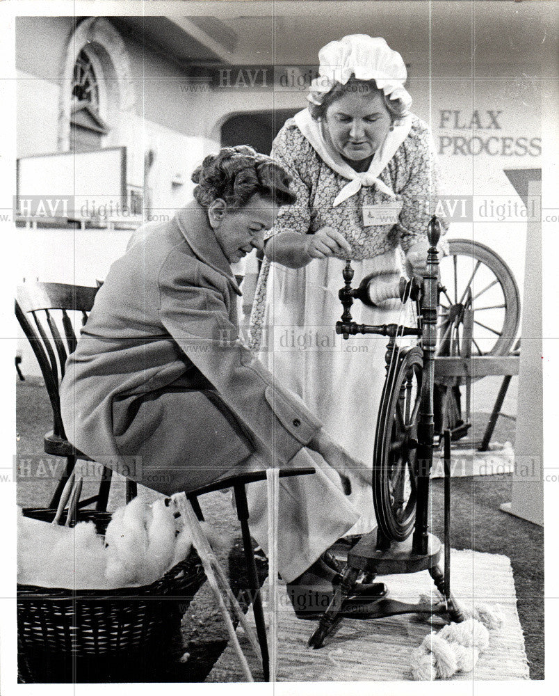 1977 Press Photo Norma Bracke, Spinning wheel, larges - Historic Images