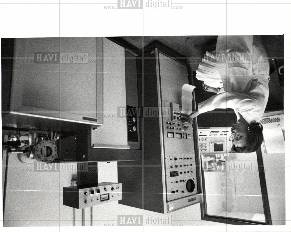 Press Photo Gas Chromotograph Mass Spectrometer - Historic Images