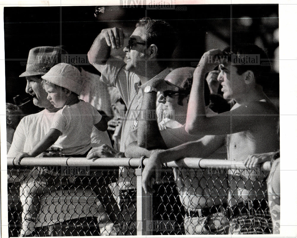 1973 Press Photo Spectator Sportsmen - Historic Images