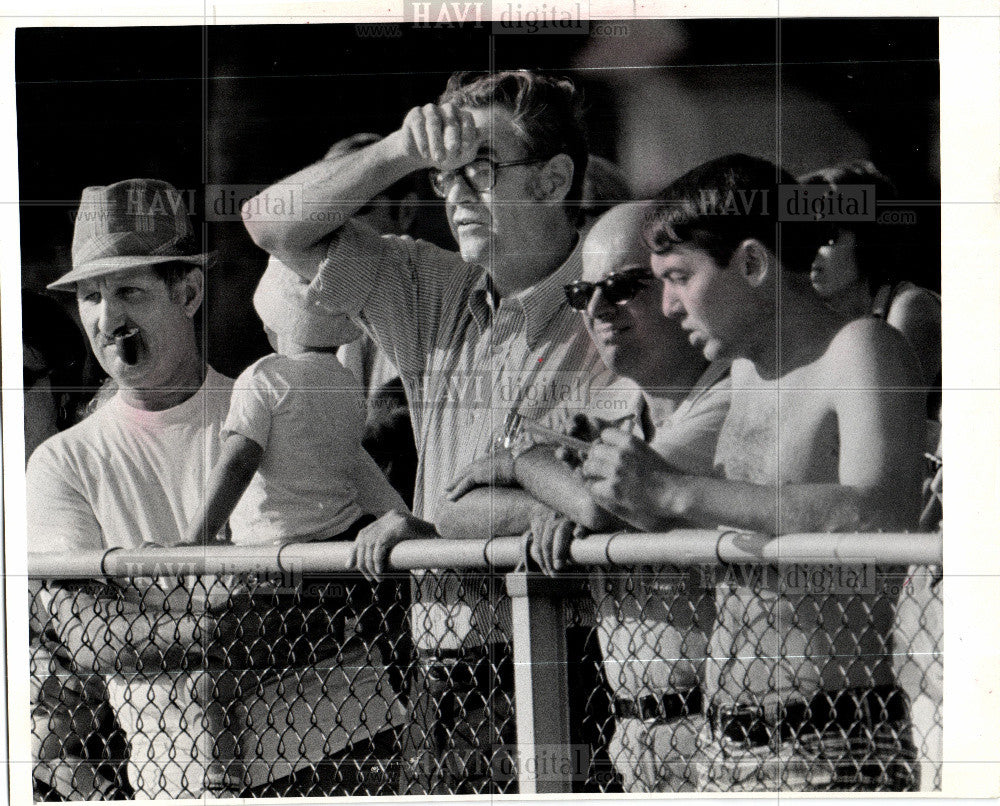 1973 Press Photo nervous participants fathers swimming - Historic Images