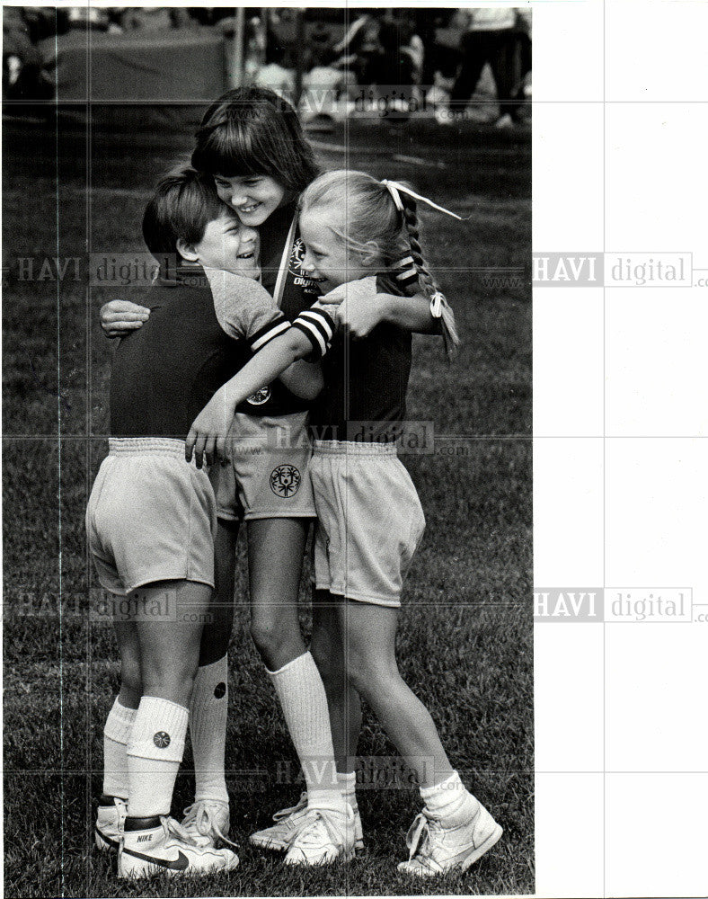 1986 Press Photo Special Olympics Hug Dombrowski Mandy - Historic Images