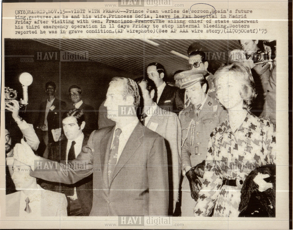 1975 Press Photo Juan Carlos de Borbon leaving hospital - Historic Images