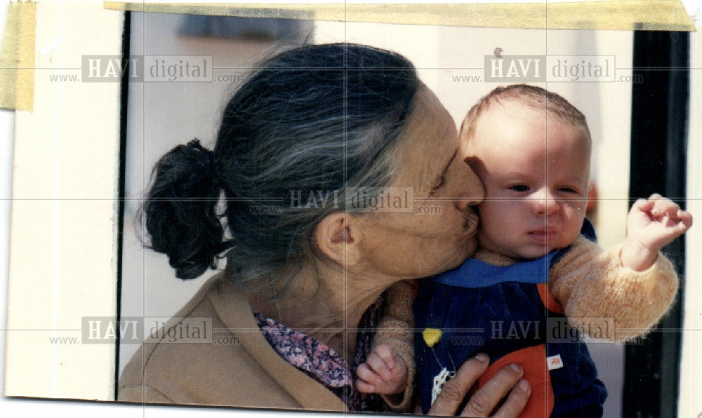 1989 Press Photo Woman kissing grandchild - Historic Images