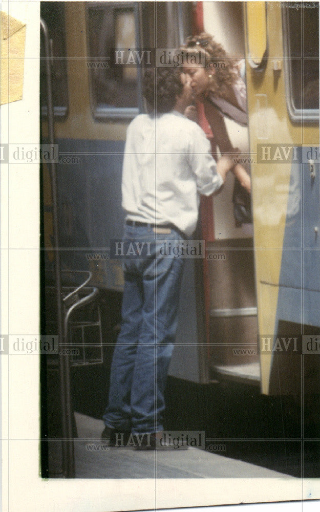 1989 Press Photo last kiss  sweetheart Cordoba - Historic Images