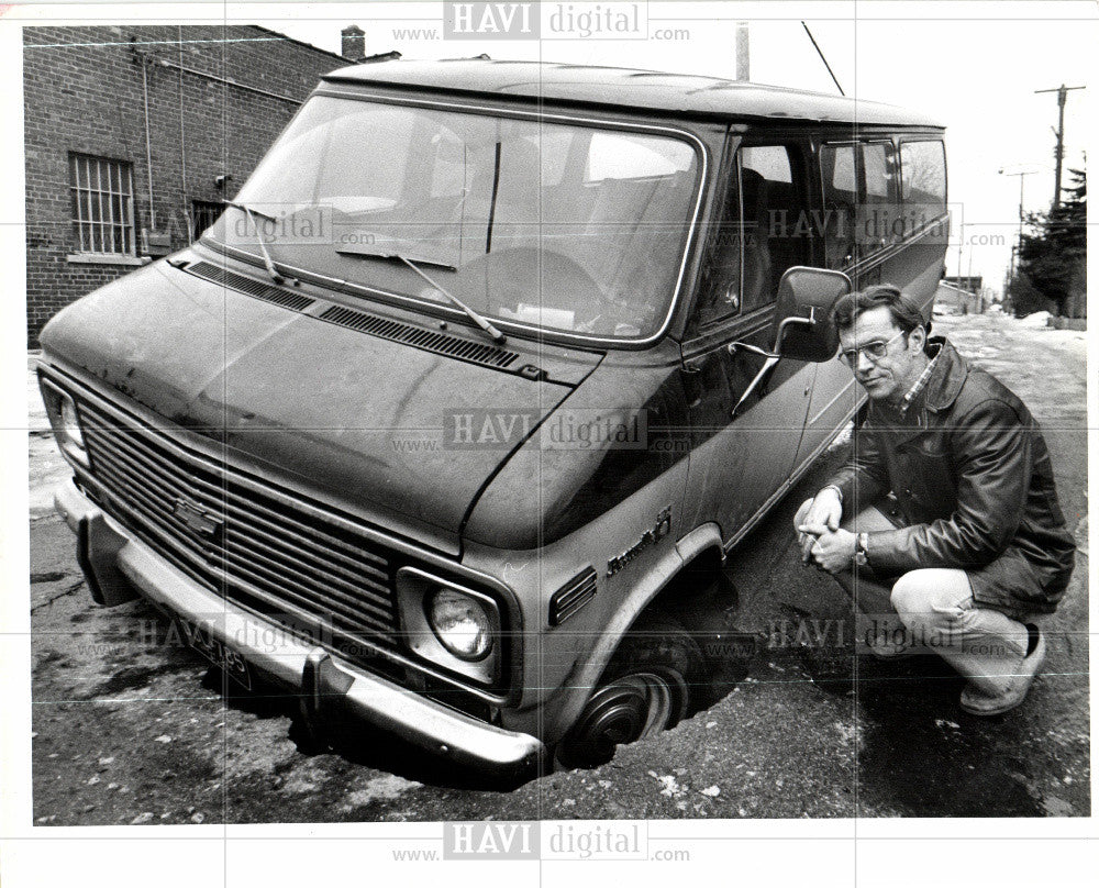 1979 Press Photo street pothole hazard road hole - Historic Images