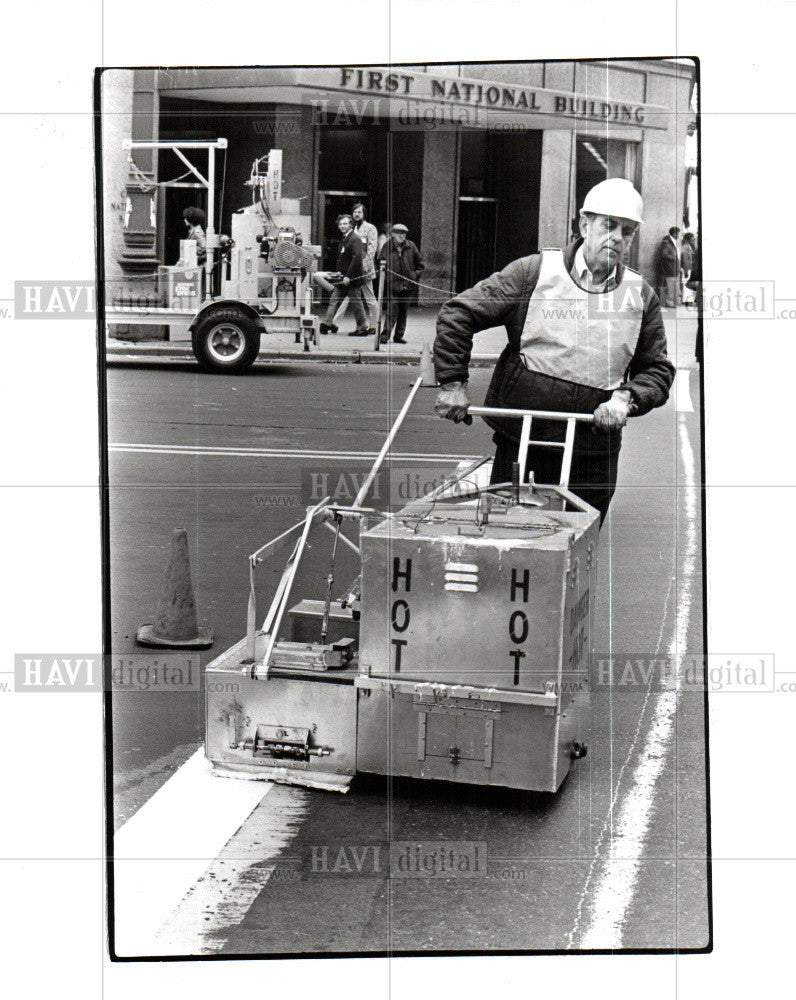 1977 Press Photo stree marking plastic ribbon - Historic Images