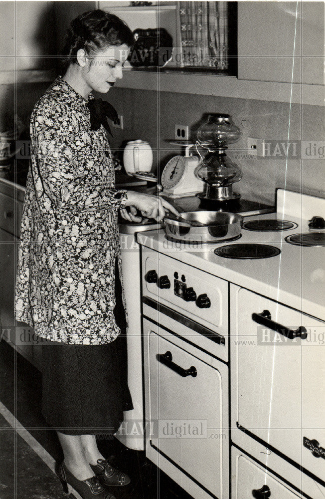 1937 Press Photo modern stoves 1937 woman cooking - Historic Images
