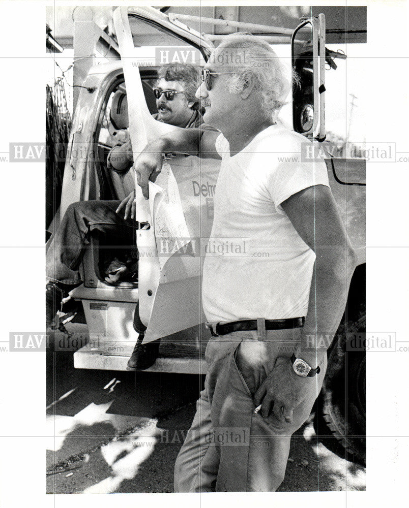 1980 Press Photo Detroit Edison Linemen Dick Ford Storm - Historic Images