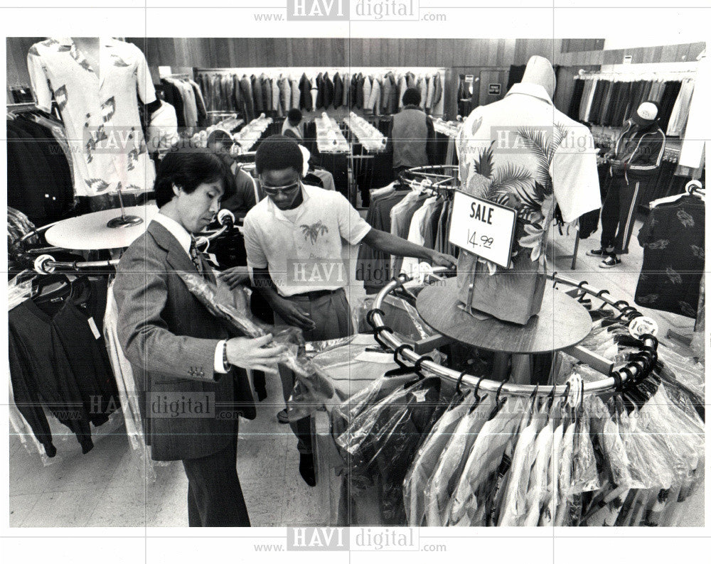 Press Photo Store Clothing - Historic Images