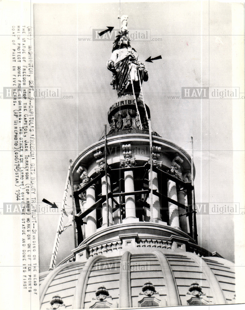 1944 Press Photo Capitol Dome Jack Torreyson cleaning - Historic Images