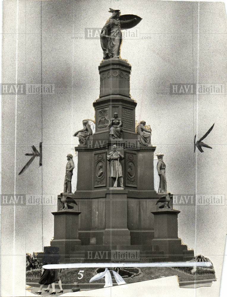 1942 Press Photo Michigan Soldiers Sailors monument - Historic Images