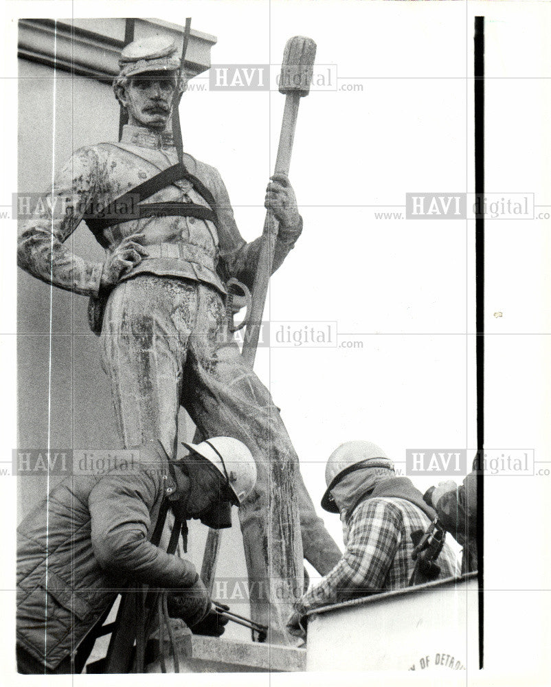 1986 Press Photo Statue Soldier - Historic Images