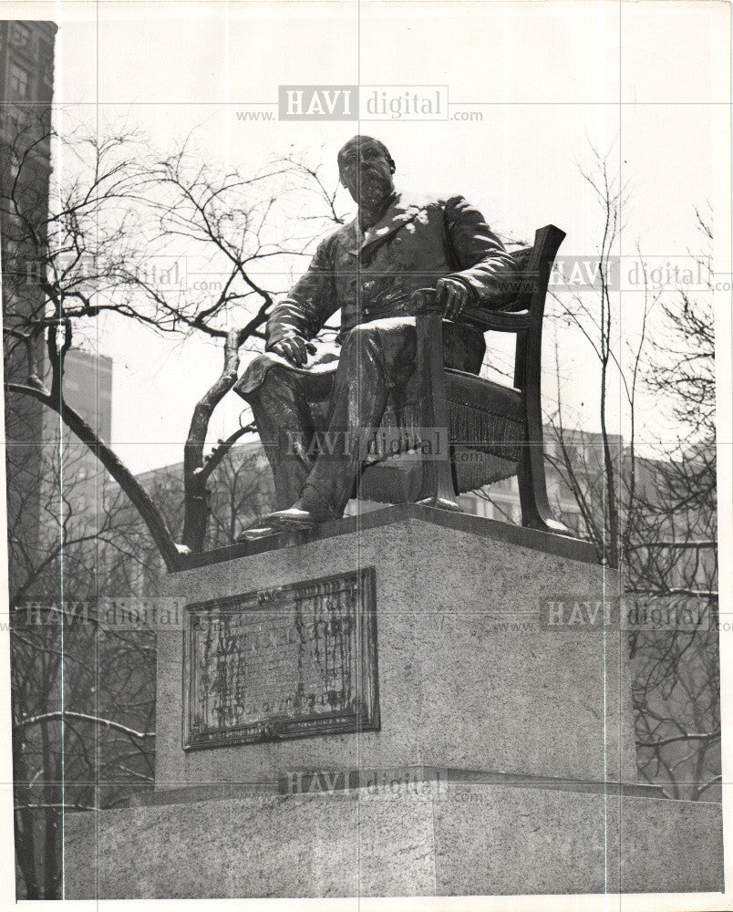 1946 Press Photo Hazen S. Pingree statue michigan - Historic Images