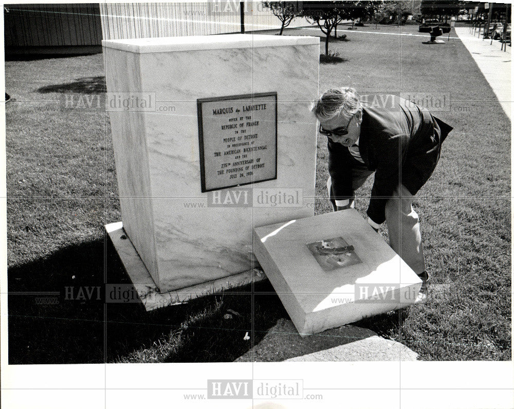 1980 Press Photo Marquis de Lafayette-stolen bust - Historic Images