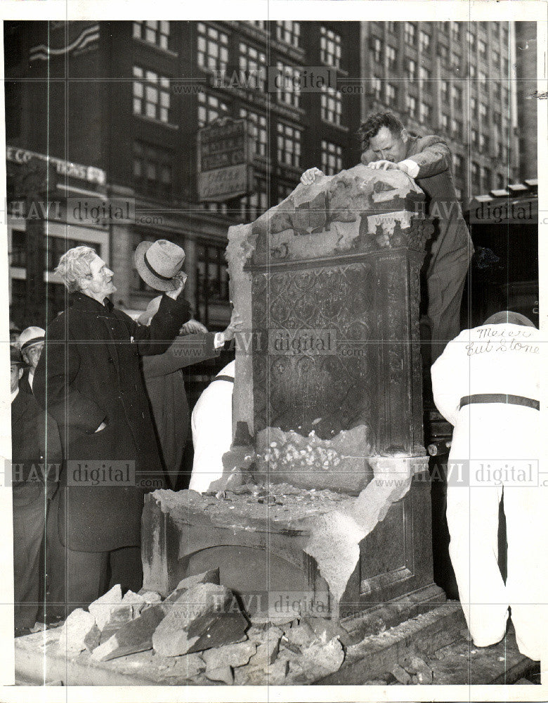 1941 Press Photo Cadillac Square Chair Statue - Historic Images