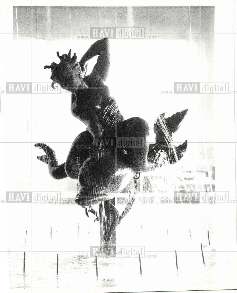 1989 Press Photo Water fountain statue - Historic Images