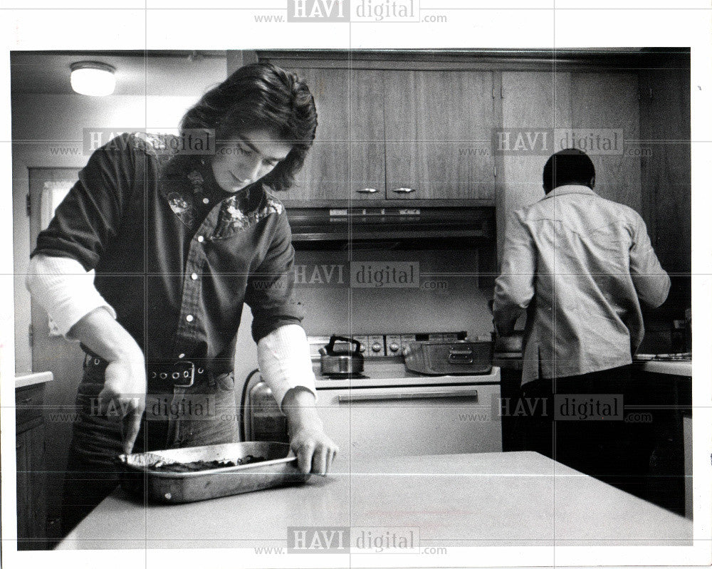 1977 Press Photo Boys Work Kitchen Starr No Isolation - Historic Images